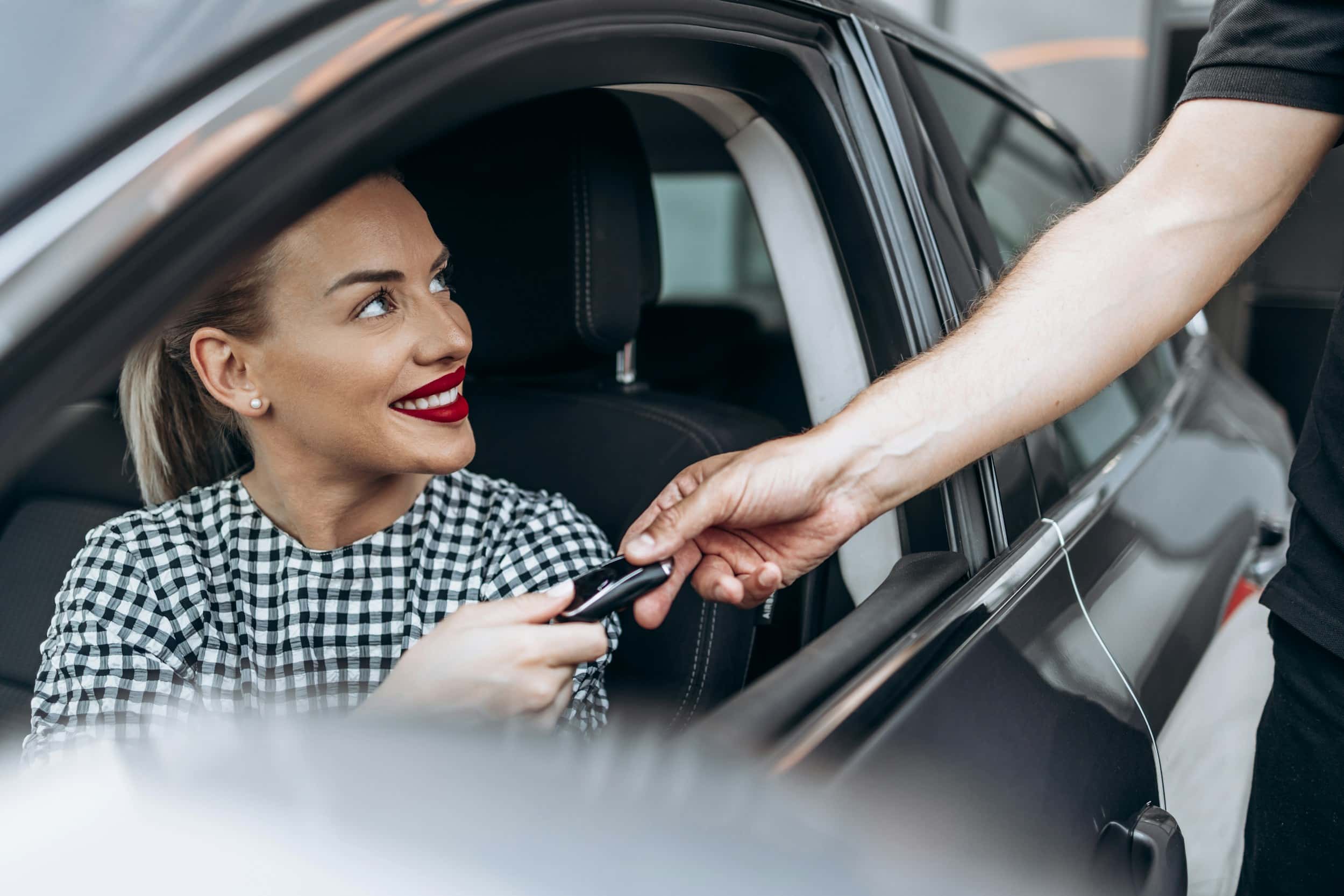 Auto komisjonimüük MVAutos Klient saab müügiesindajalt auto võtmed