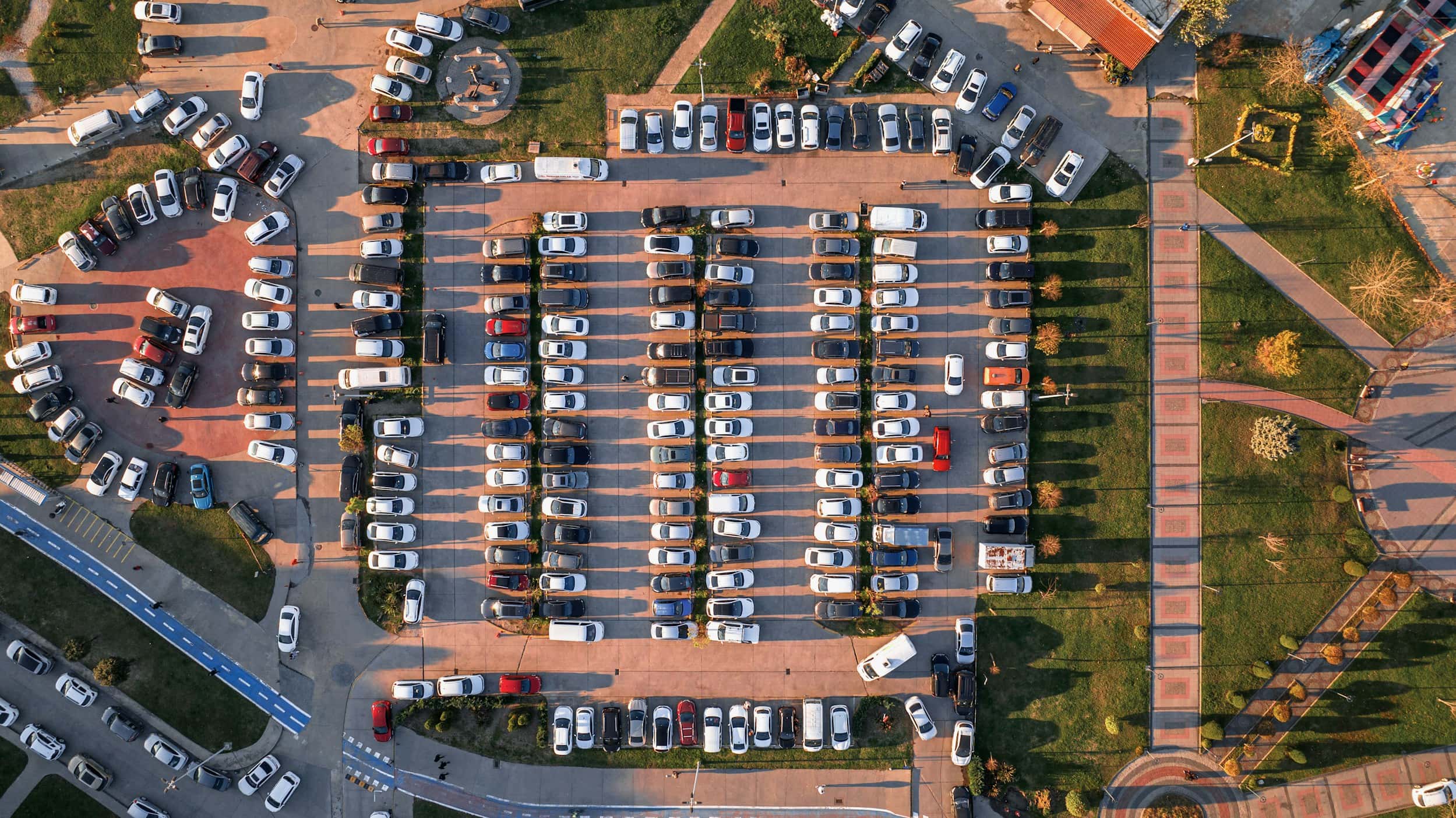 Autode kokkuost Tallinnas Õhuvaade suurele kasutatud autode müügiplatsile